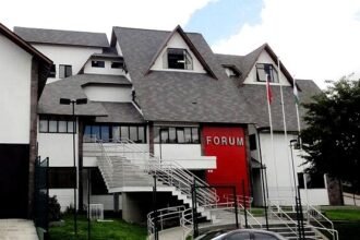 Ré é condenada a 14 anos por matar colega de trabalho na presença do filho, na Serra